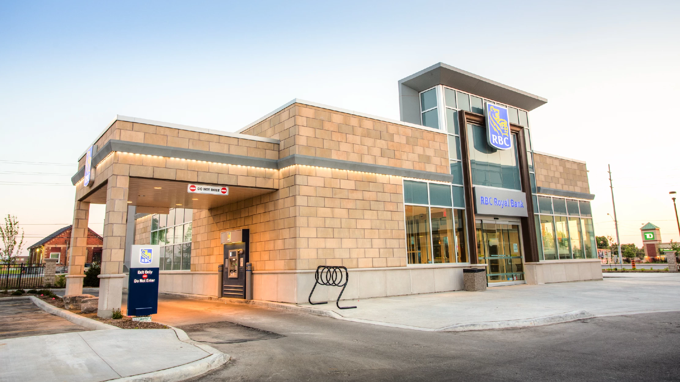 Chinguacousy Marketplace, Brampton – RBC branch exterior with drive-through canopy