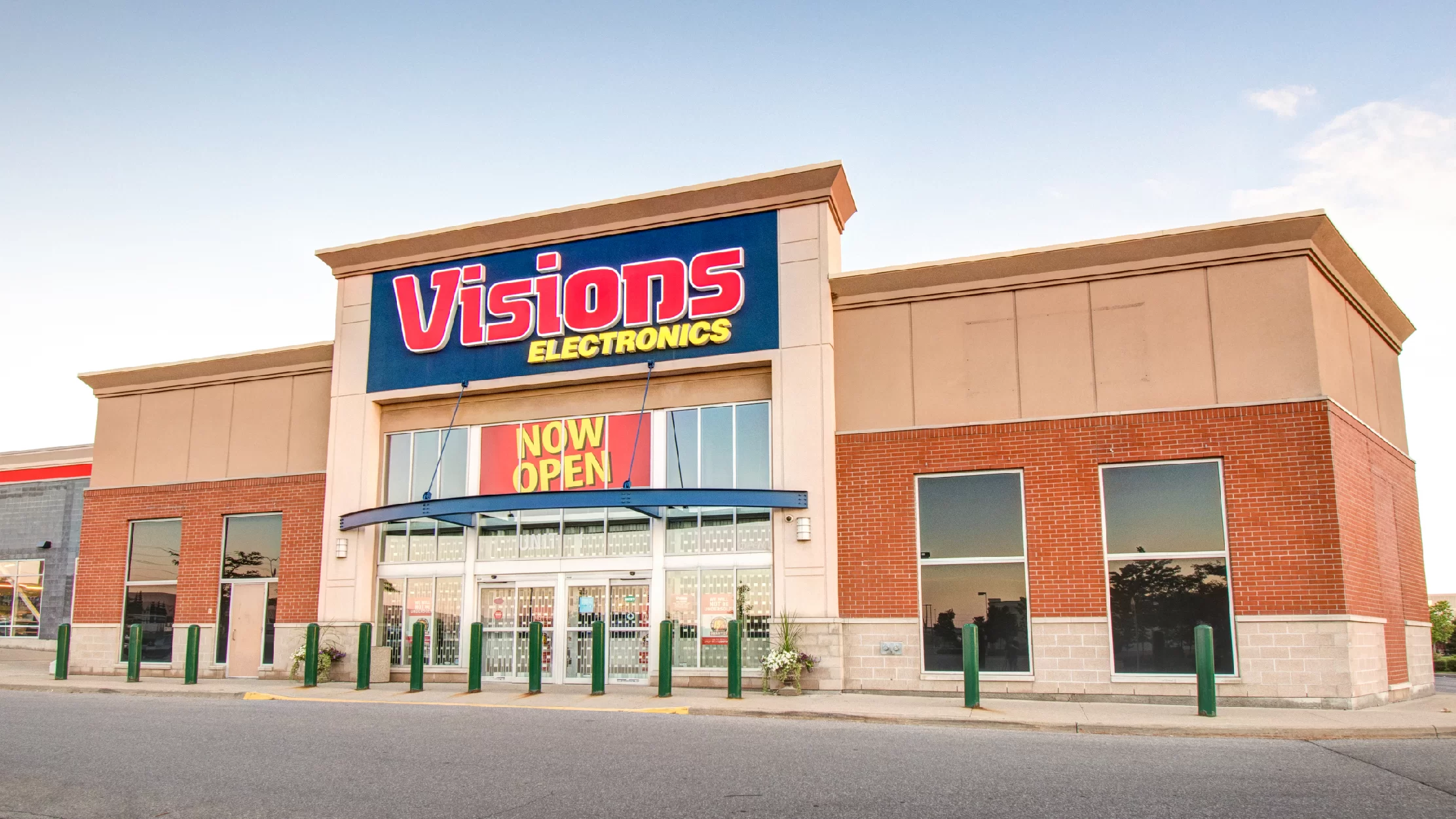 Woodhill Centre, Brampton – Visions Electronics storefront with Now Open banner