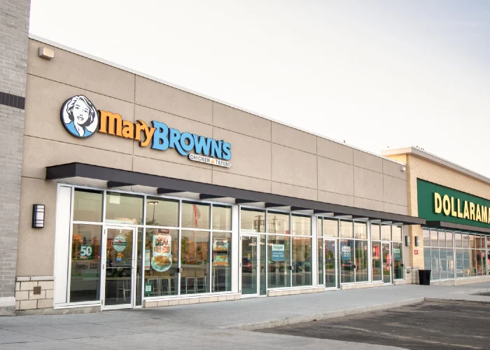 Yonge Green Lane Common, East Gwillimbury – Mary Brown's and Dollarama storefronts