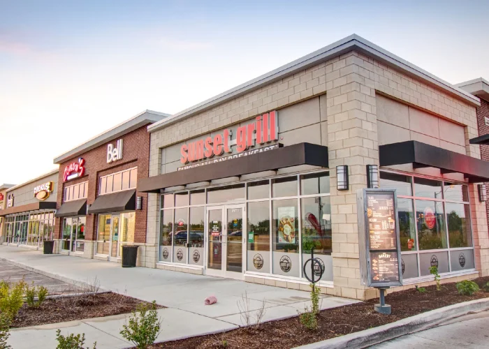 Yonge Green Lane Common, East Gwillimbury – Sunset Grill and Bell storefronts in a retail row