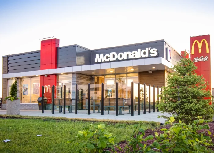 Yonge Green Lane Common, East Gwillimbury – McDonald's restaurant with landscaping