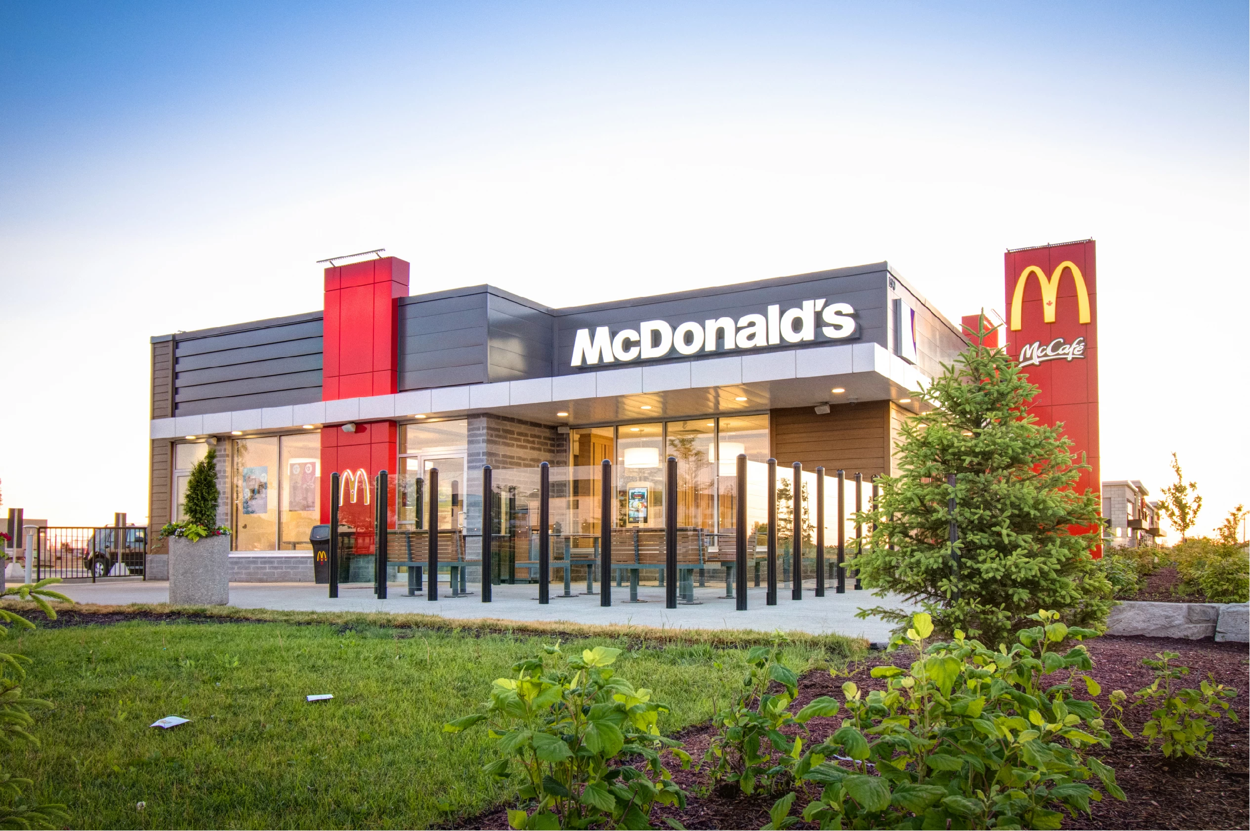 Yonge Green Lane Common, East Gwillimbury – McDonald's restaurant with landscaping
