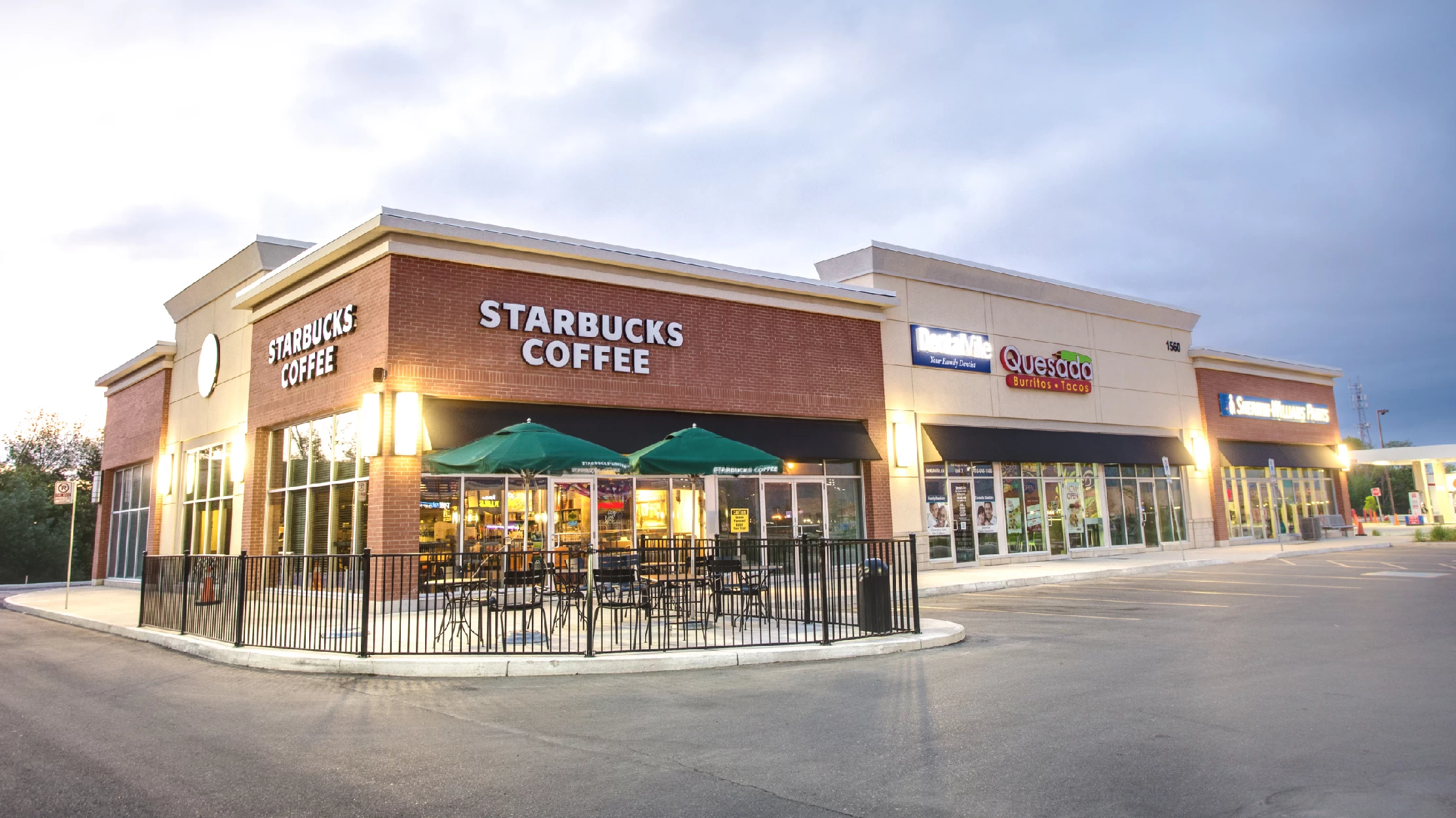 Creekside Crossing, Mississauga – Starbucks Coffee storefront with patio umbrellas