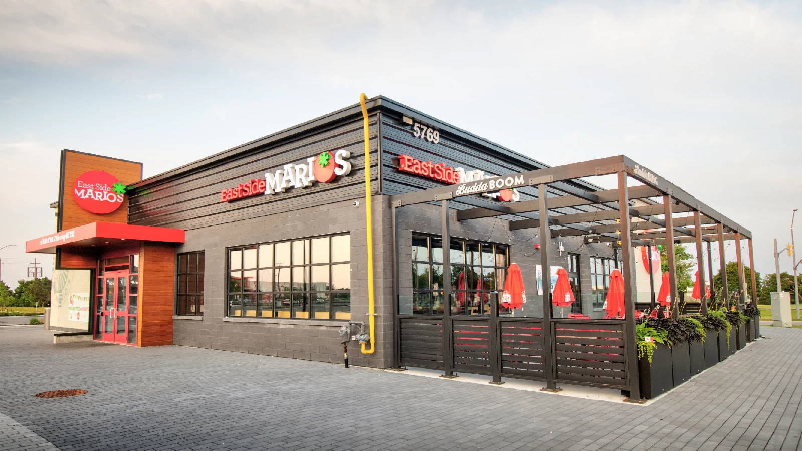 Vista Park Place, Stouffville – East Side Mario's restaurant with patio pergola