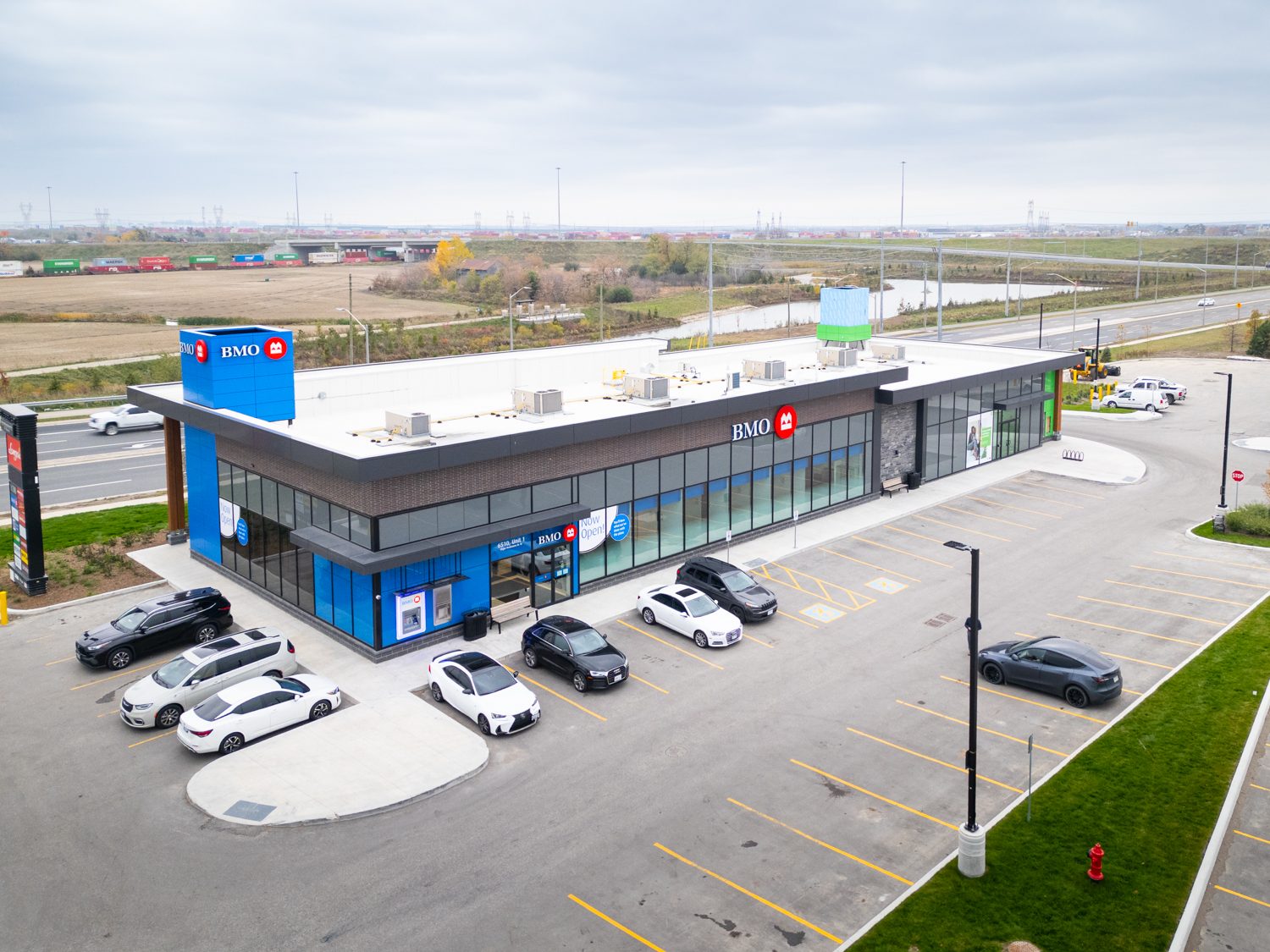 New Kleinburg Marketplace, Kleinburg – elevated view of the BMO pad building and parking